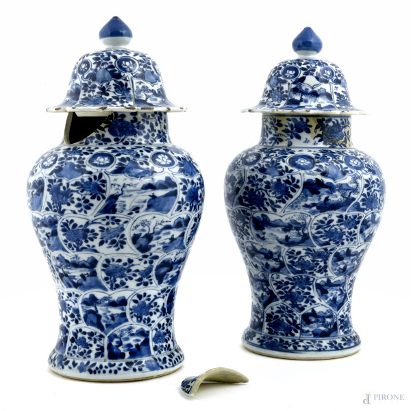 Coppia di vasi cinesi con coperchio in ceramica decorata con scene floreali e di paesaggio nei toni del bianco e del blu, Cina XX secolo, altezza cm 38 (difetti, rotture)