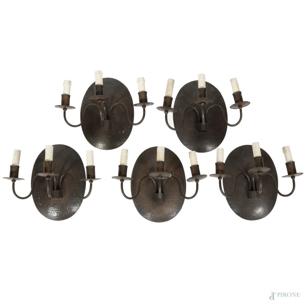 Lotto di cinque appliques in bronzo a tre luci, XX secolo, cm 28x19x15, (difetti, segni di usura)