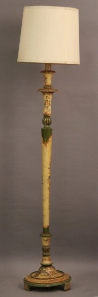 Lampada da terra in legno laccato e dipinto a motivi di fiori, primi 900, h. 183 cm.