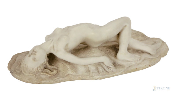 Nudo di donna,  scultura in marmo, cm h 12, lunghezza cm 38, firmato Domenico Bombardieri.