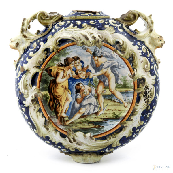 Grande fiasca in ceramica con decorazioni a volute a rilievo, dipinta con scene mitologiche, XIX secolo, cm 37x38x13 circa,  (importanti rotture, mancanze, cadute di smalto stannifero, difetti di cottura)