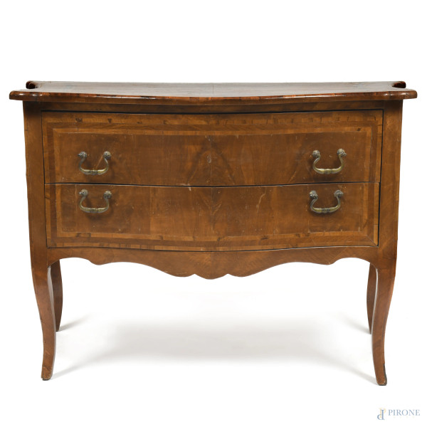 Comò a fronte mosso con due cassetti in legno impiallacciato e intarsiato in varie essenze e radica, XIX secolo, cm 86x125x58,5, (segni di usura, scalfiture, rotture, fessurazioni, sollevamenti e mancanze di impiallacciatura, rotture, difetti)