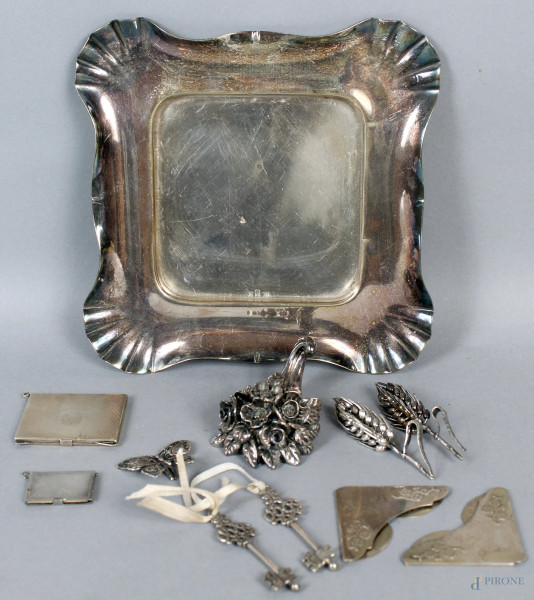 Lotto composto da oggetti diversi in metallo argentato e argento.