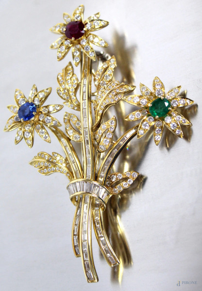 Spilla chaumet in oro 18 kt con brillantini a baguette, uno zaffiro, un rubino ed uno smeraldo, gr.44,6