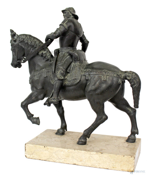 Bartolomeo Colleoni, scultura equestre in bronzo, altezza cm 39, lunghezza cm 38, base in marmo, inizi XX secolo.