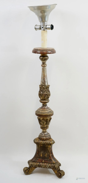 Torciere in legno intagliato e argentato con particolari fogliacei scolpiti, XIX secolo, altezza esclusa lampada montata cm 119, (difetti)