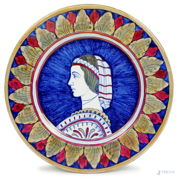 Piatto in ceramica a lustro, Remigi Gualdo Tadino, XX secolo, con decoro raffigurante profilo rinascimentale e foglie alla falda, diametro cm 29.5