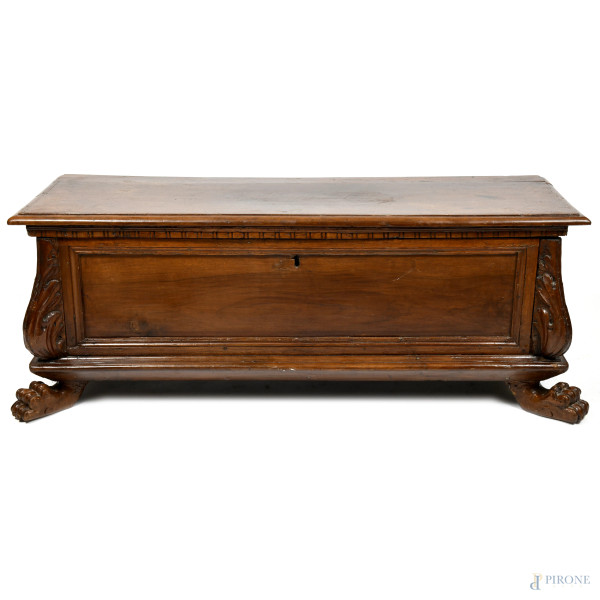 Cassapanca in noce con gambe ferine e angoli anteriori intagliati a volute vegetali, XIX secolo, cm 53,5x155x55, (segni di usura, fessurazioni, scalfiture, difetti)