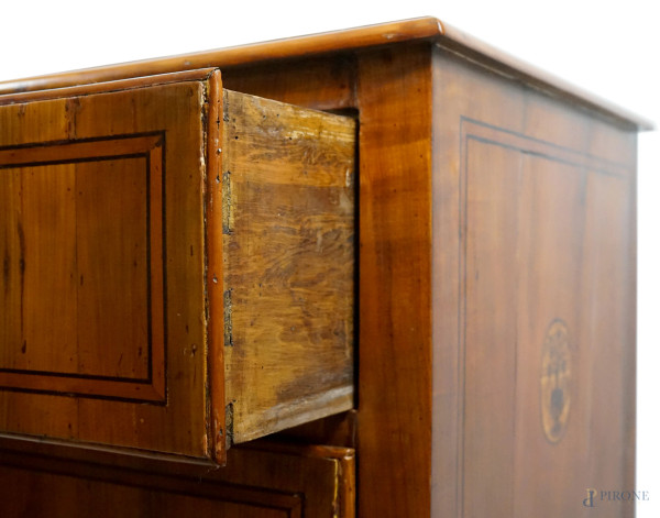 Cassettone Luigi XVI, in legno impiallacciato ed intarsiato in varie essenze, fronte a due casset...
