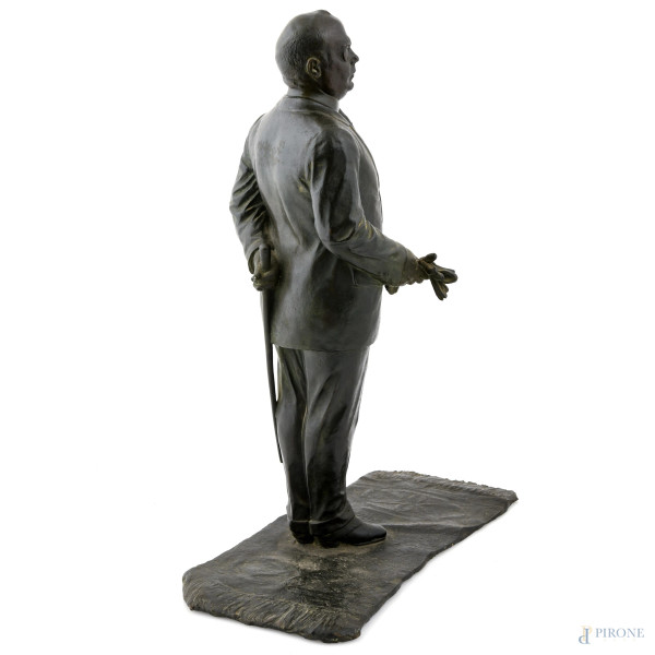 Uomo con guanti, XX secolo, scultura in bronzo, altezza cm 46