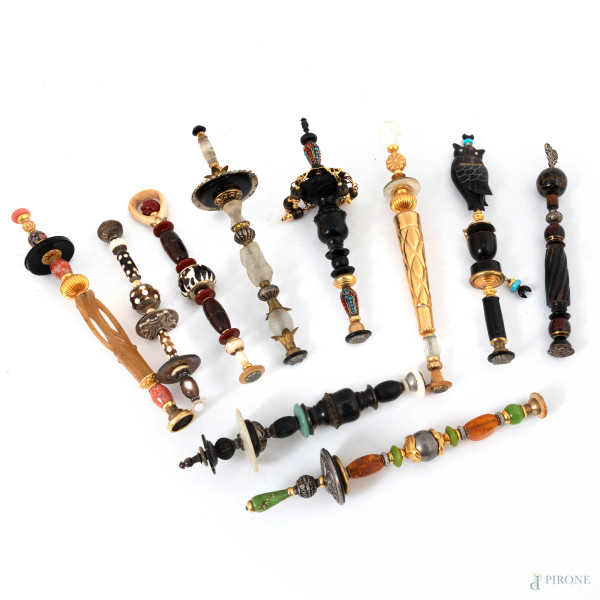 Lotto di sigilli in materiali vari, XX secolo, misura massima cm 24