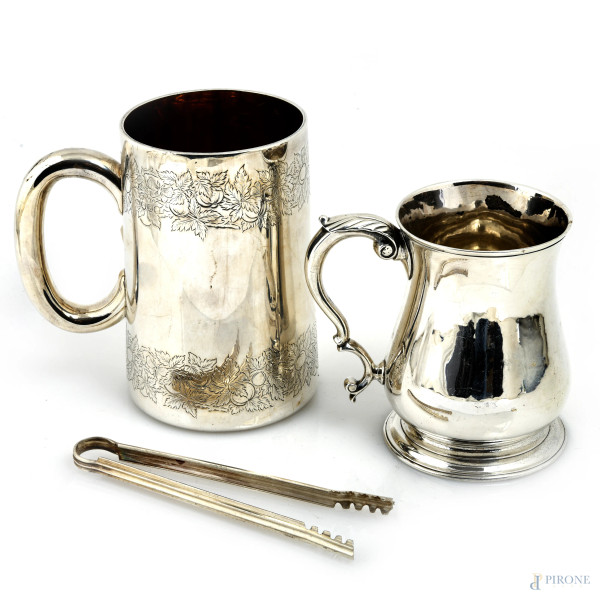 Lotto composto da due boccali e una pinza per ghiaccio in argento, XX secolo, altezza massima cm 15,5, peso complessivo gr 980