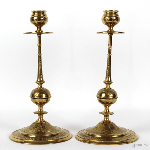 Coppia di candelieri in bronzo dorato, decori incisi, altezza cm 24, XIX secolo