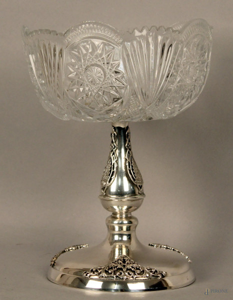 Alzata centrotavola in cristallo molato e controtagliato, base in argento, altezza 28 cm.