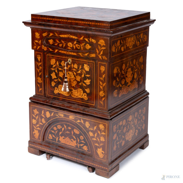 Mobiletto da toletta in legno impiallacciato e intarsiato in legni da frutto con uno sportello e cassetto al fronte. Piano apribile celante vano toletta con specchio, XIX - XX secolo, aperto cm 145x66x56; chiuso cm 94x66x56, (lievi graffi, piccole scalfiture)
