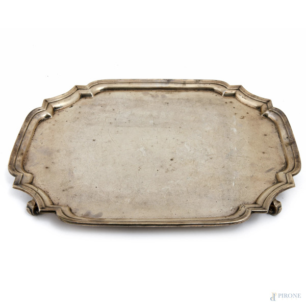 Vassoio in argento inglese poggiante su quattro piedini a ricciolo, XX secolo, cm 3,5x40,5x32, pe...