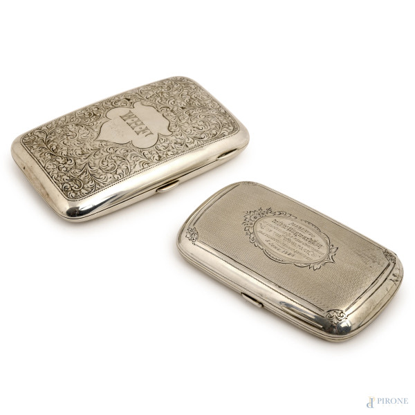 Lotto di due portasigarette in argento cesellato con interno vermeil, Inghilterra XX secolo, peso complessivo gr 310, misure massime cm 2x14x9