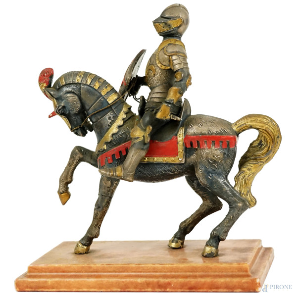 Cavaliere corazzato a cavallo, scultura in metallo argentato, cm h 25x21x11, XX secolo, (difetti).