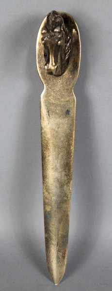 Tagliacarte marcato Hermes in metallo argentato con testa di cavallo a rilievo lunghezza 22 cm.