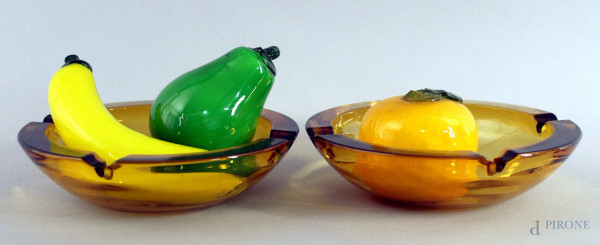 Lotto composto da due posaceneri e tre frutti in vetro colorato, diametro 21 cm.