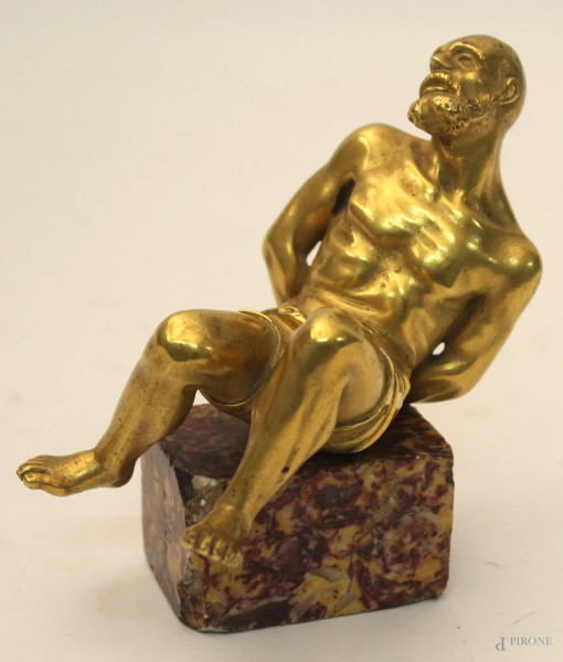 Prigioniero, scultura in bronzo dorato poggiante su base in marmo, H 13 cm, XIX sec.