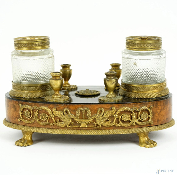 Calamaio Impero, Napoli, XIX secolo, in legno con decori in bronzo dorato, due ampolle in vetro, poggiante su quattro piedi leonini, cm h 11x19x11, (segni del tempo).