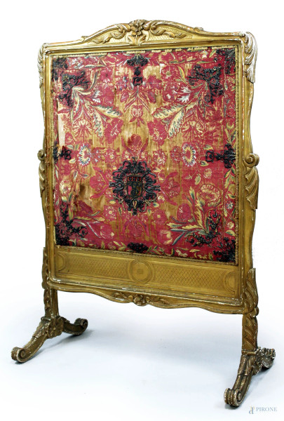 Paracamino Napoleone III, in legno intagliato e dorato, pannello in stoffa ricamata e piedi desinenti a ricciolo, cm 109x74x37, (difetti)