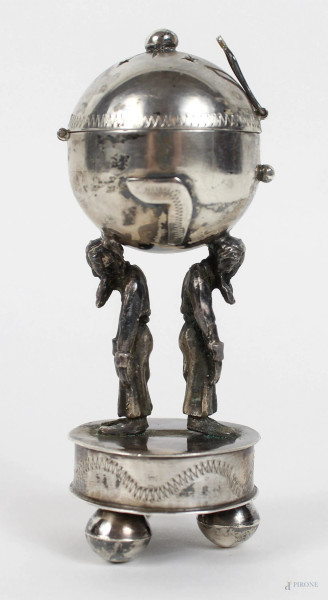 Bruciaprofumi in argento a forma di globo sorretto da due telamoni, bolli Russia, XIX secolo, altezza cm. 9, peso gr. 60