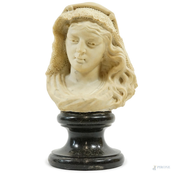 Albert Riffard (1859-1915), scultura in marmo raffigurante una figura femminile con velo, piedistallo in marmo nero, firmato e datato A. Riffard 1883, altezza cm 30,5