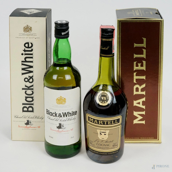 Black&White e Martell, lotto di due bottiglie di cognac e scotch da 750 ml, entro scatole originali.