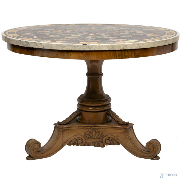 Tavolo in legno con piano circolare in marmo bianco arricchito da commesso di marmi colorati e pi...
