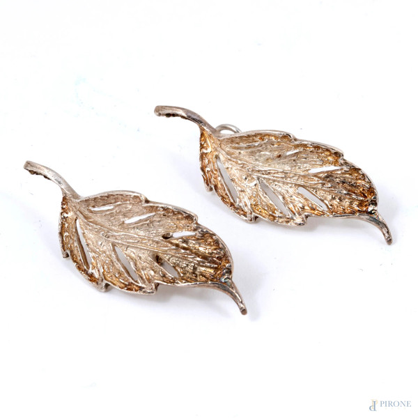 Coppia di orecchini in argento a foggia di foglia, cm 6x2, peso gr 15, (segni di usura)