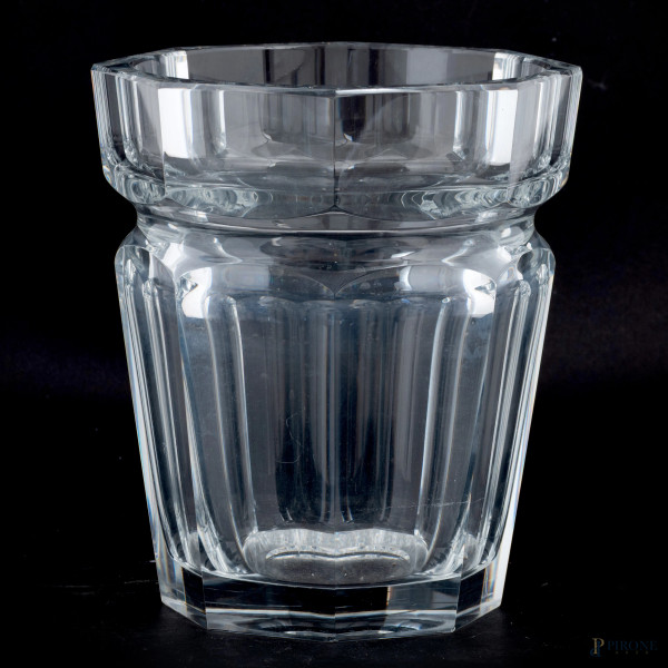 Vaso in cristallo Baccarat, XX secolo, altezza cm 23,5, (segni di usura, difetti, sbeccature, graffi)
