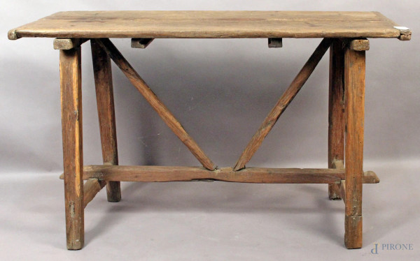 Piccolo tavolo a capretta in castagno, altezza 81x105x47 cm, XIX secolo.