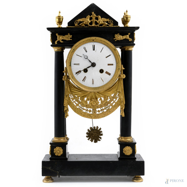 Orologio a tempietto in marmo tinto nero con inserti in bronzo dorato. Quadrante circolare smaltato a numeri romani, XIX secolo, cm 42x21,5x10,5, (difetti, meccanismo da revisionare)