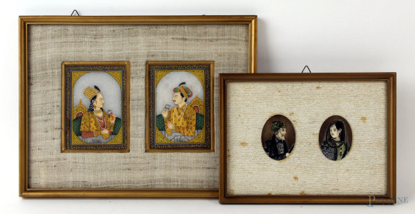 Due coppie di miniature raffiguranti Lui e Lei, dipinti su materiali diversi, misure max cm 10x7, arte orientale, inizi XX secolo, entro cornici