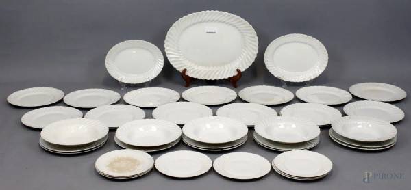 Servizio da tavola inglese in maiolica bianca, composto da 26 piatti piani, 5 piatti fondi, 3 vassoi ovali, 8 piattini da dolce, (servizio incompleto, difetti)