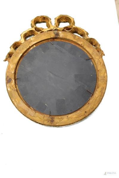 Specchierina di linea tonda con cimasa in legno intagliato e dorato, primi 900, diametro 29 cm. 