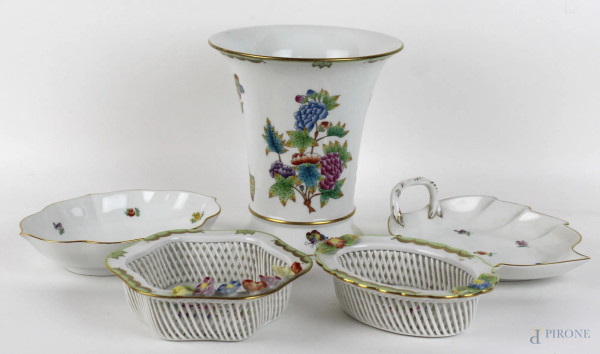 Lotto di un vaso e quattro centrini in porcellana Herend, altezza cm. 17, XX secolo.