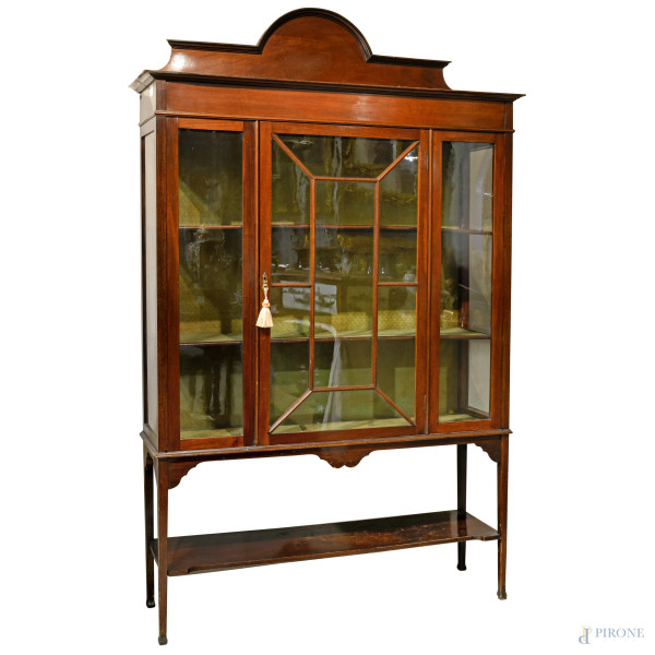 Vetrina inglese in noce a singola anta centrale e fronte tripartito, interno a triplice ripiano, gambe raccordate da piano, XX secolo, cm 169x115,5x73, (difetti)