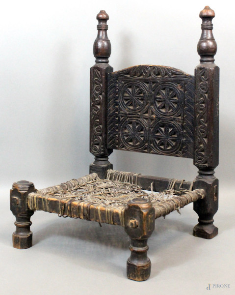Sedia in legno ebanizzato ed intagliato, seduta in paglia, altezza cm.71, arte africana, inizi XX secolo.