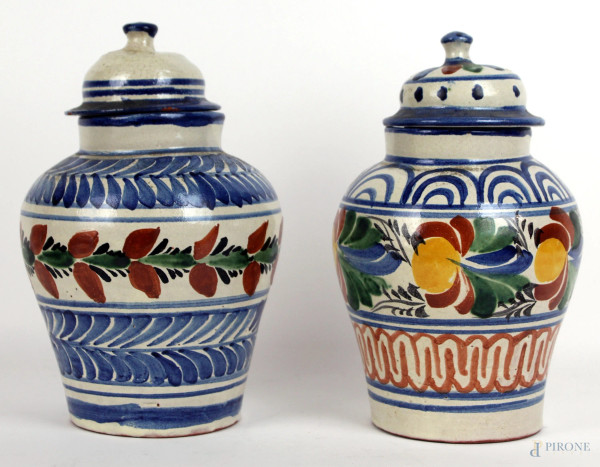Lotto di due vasi con coperchio in maiolica policroma, altezza cm 24, XX secolo, (piccolo difetto)
