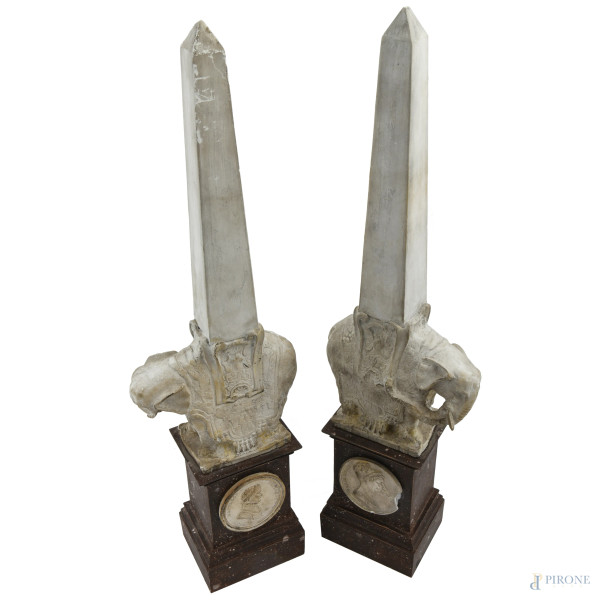 Coppia di obelischi crisoelefantini in stucco e legno a finto marmo con cammei degli imperatori N...