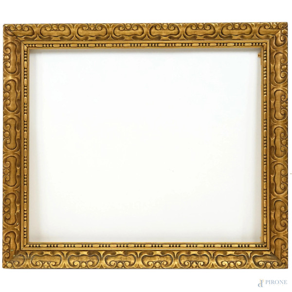 Cornice in legno intagliato e dorato, periodo Liberty, profilo interno a fuselli e perline seguito da battuta a volute contrapposte, cm 75x86, battuta cm 61x72,5