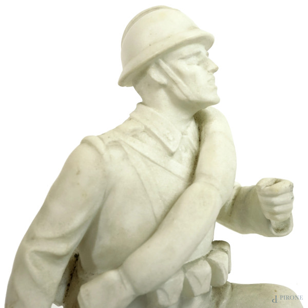 Scultura in marmo bianco rappresentante un granatiere, XX secolo, altezza cm 35
