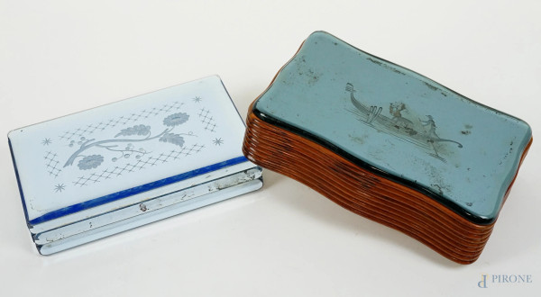 Due portagioie in legno e vetro molato con decori raffiguranti gondola e ramo fiorito, XX secolo, misure max  cm 7x24,5x15,5, (difetti).