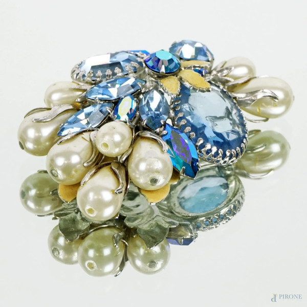 Spilla con pietre in vetro azzurro e finte perle, marcata Regency, cm 7x5, (difetti).