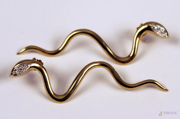 Orecchini in oro 18 kt a forma di serpenti con brillanti, gr. 6,2.