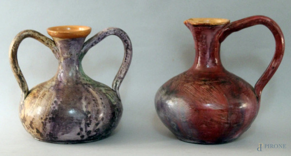 Lotto composto da un vaso ed una brocca in terracotta smaltata, h. 22 cm.