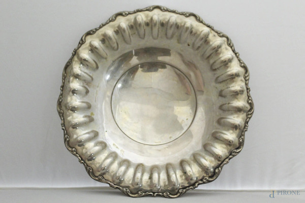 Alzata centrotavola di linea tonda centinata in argento, diam 30 cm, gr 395.